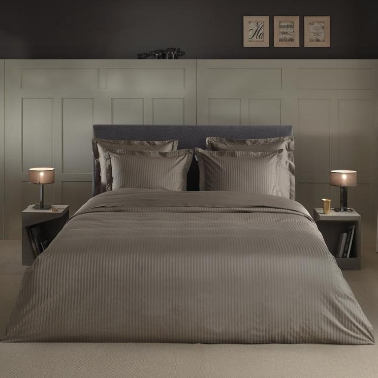 Uni Linea Taupe op bed helemaal